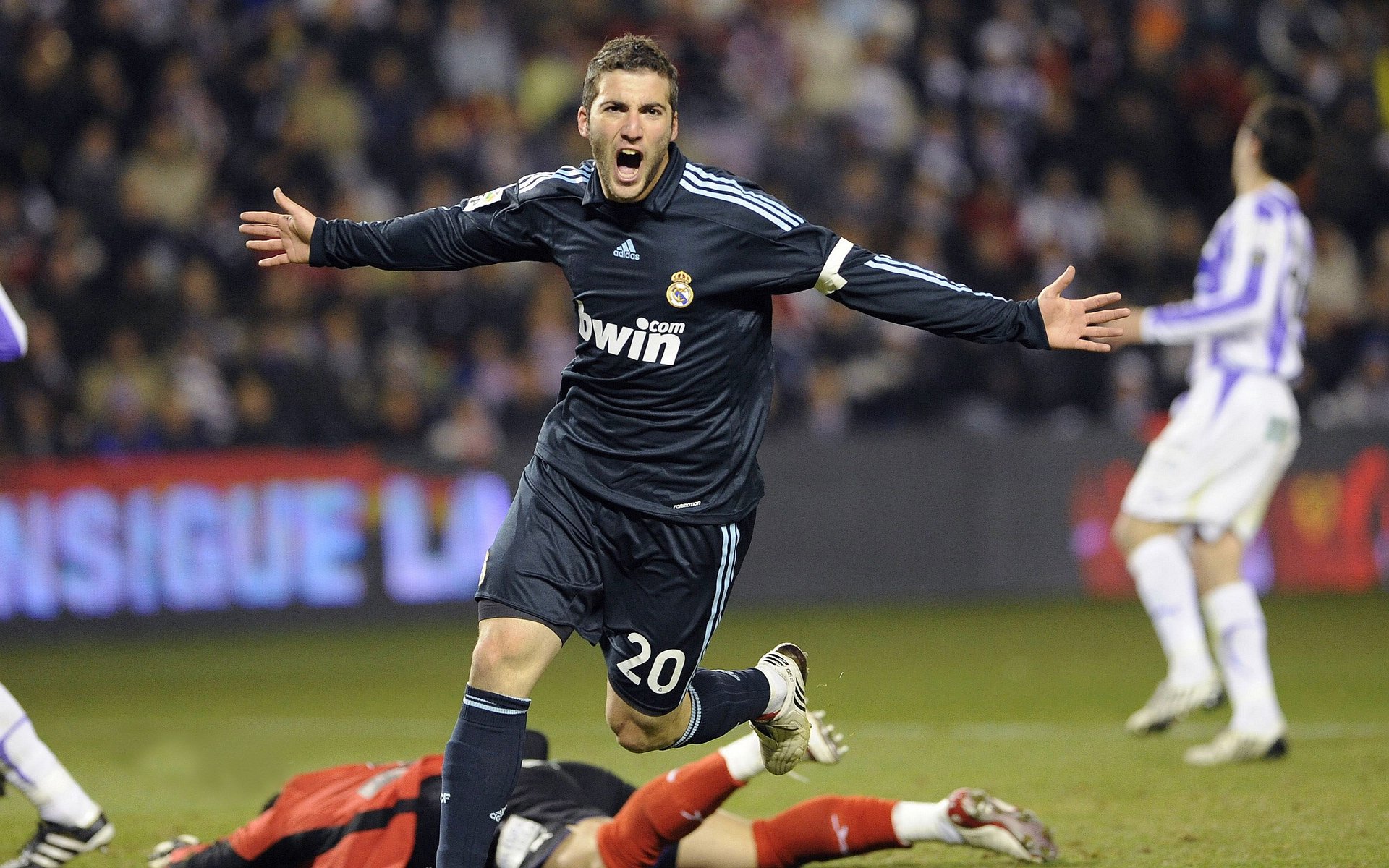 英超三强横扫！积分榜颠覆，争冠角逐更激烈！，英超总积分排名后三名的降级到什么联赛